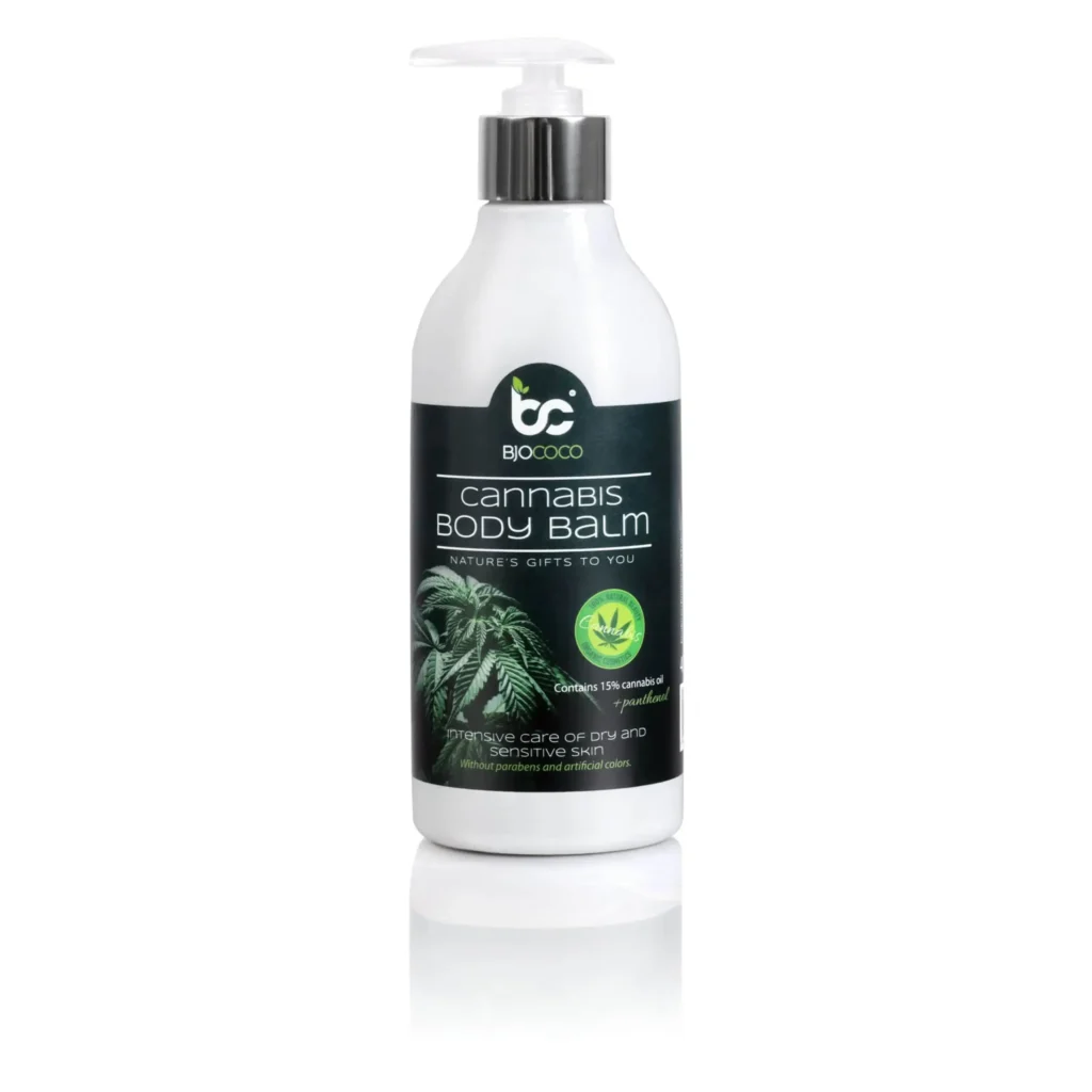 Balsam do ciała BjoCoco z olejem konopnym 15% w białej butelce z pompką, przeznaczony do skóry suchej i wrażliwej, na białym tle.