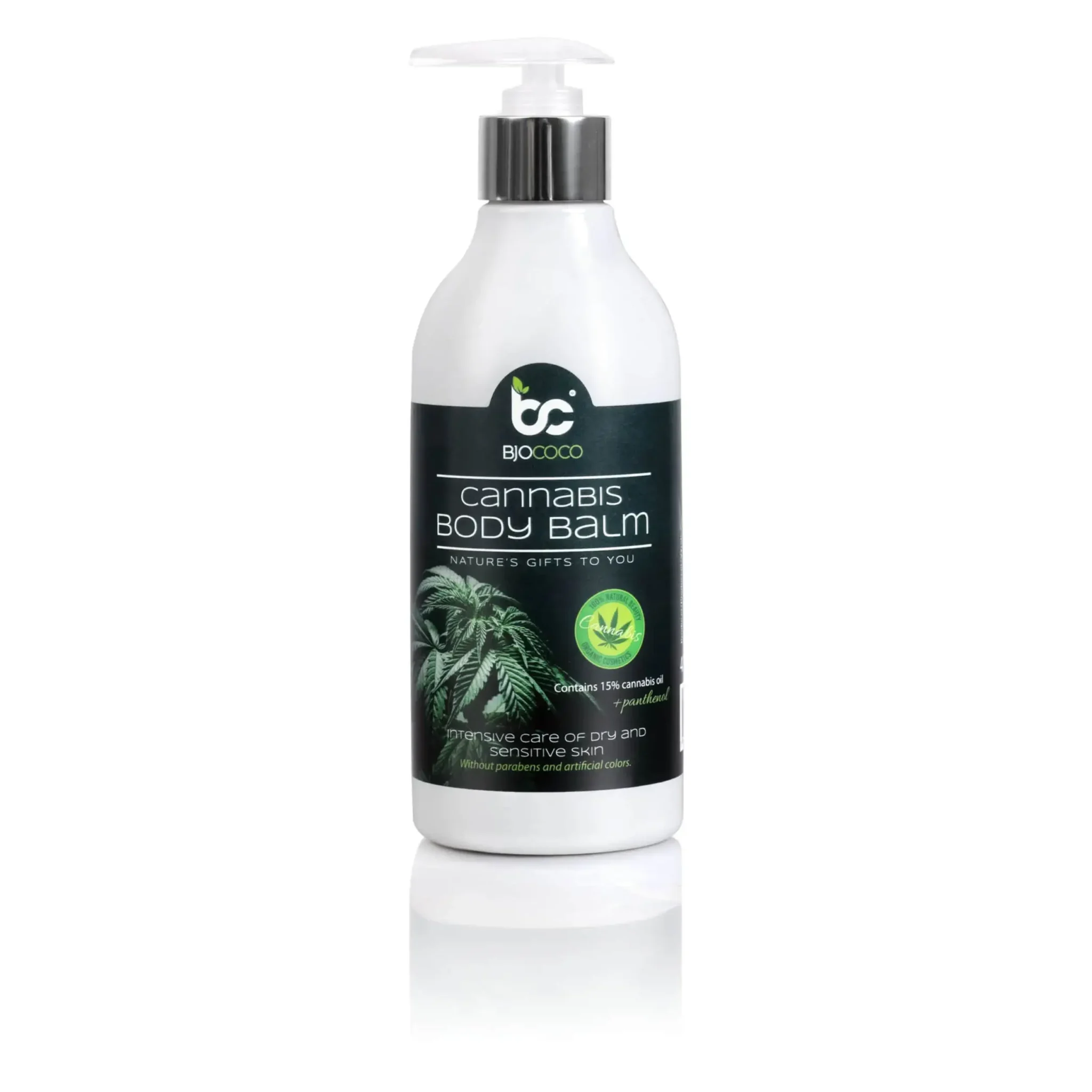 Balsam do ciała BjoCoco z olejem konopnym 15% w białej butelce z pompką, przeznaczony do skóry suchej i wrażliwej, na białym tle.