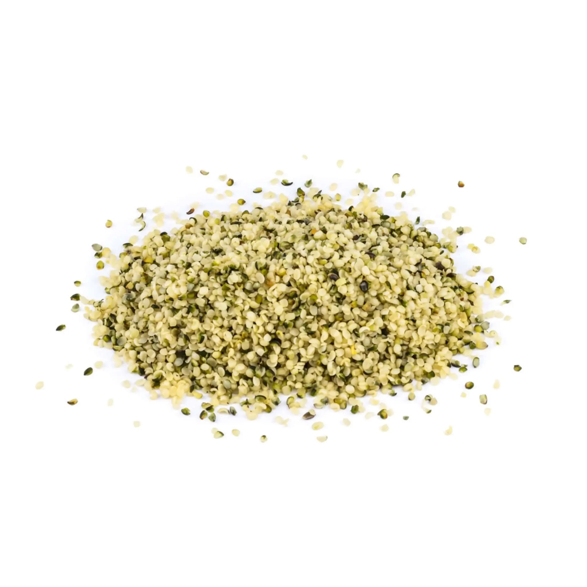 Łuskane nasiona konopi sypane na białym tle