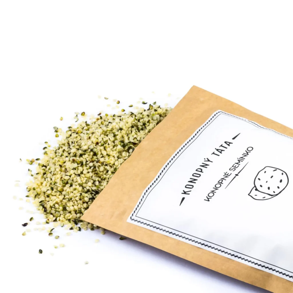 Rozsypane łuskane nasiona konopi Konopný Táta z papierowego opakowania